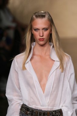 donna karan defilede model yürür