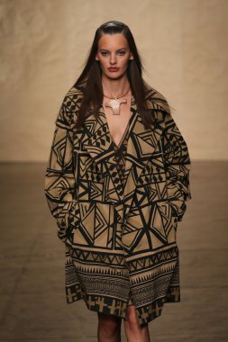 donna karan defilede model yürür
