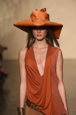 donna karan defilede model yürür
