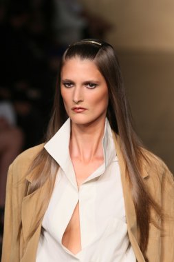 donna karan defilede model yürür