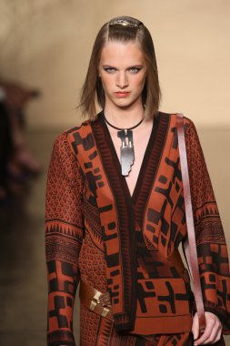 donna karan defilede model yürür