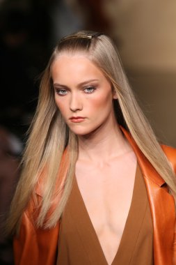 donna karan defilede model yürür