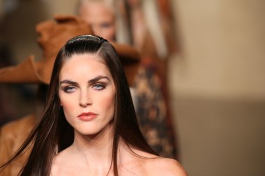 donna karan defilede modeller yürümek