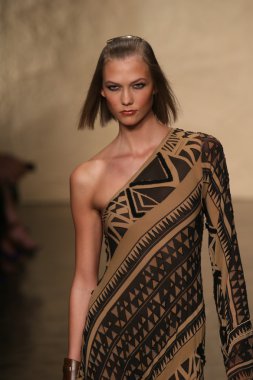 Karlie, kloss ay donna karan defile