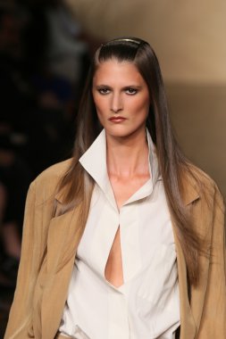 donna karan defilede model yürür