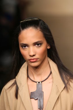 donna karan defilede model yürür