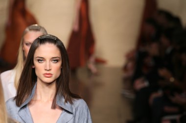 donna karan defilede modeller yürümek