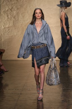 donna karan defilede model yürür