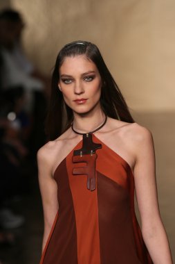 donna karan defilede model yürür