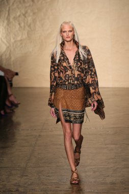 donna karan defilede model yürür