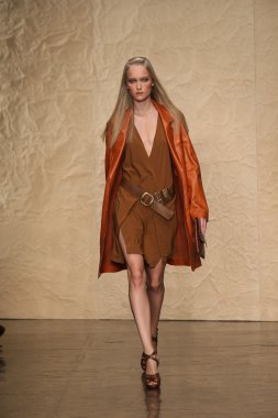 donna karan defilede model yürür