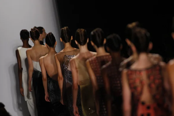 Modelos andar pista final no show Carolina Herrera — Fotografia de Stock