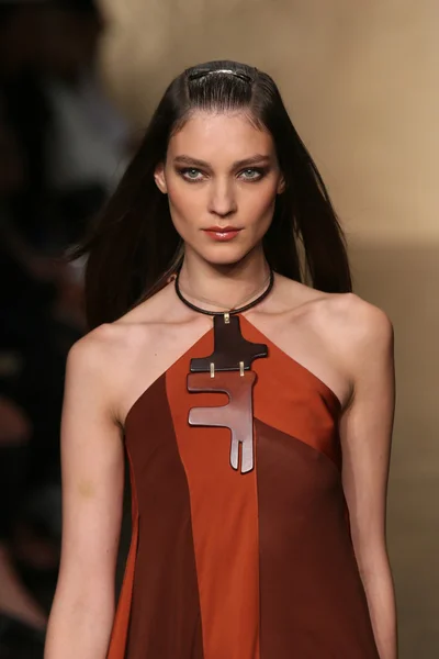 Model walks the runway at Donna Karan show — Stock Photo, Image