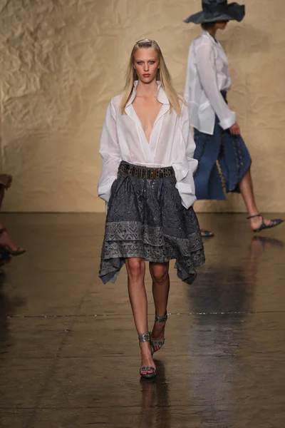 Model walks the runway at Donna Karan show — Stock Photo, Image
