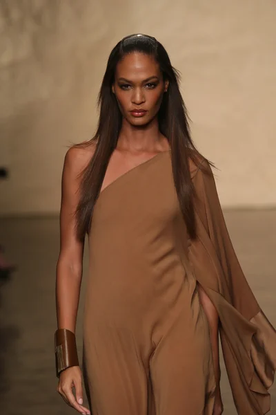 Modelo camina por la pasarela en Donna Karan show —  Fotos de Stock