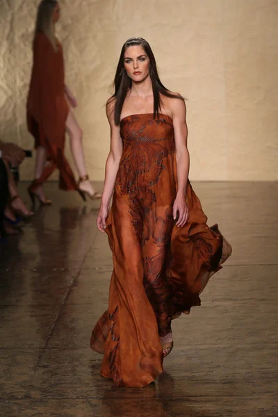 Un mannequin marche sur la piste au Donna Karan Show — Photo