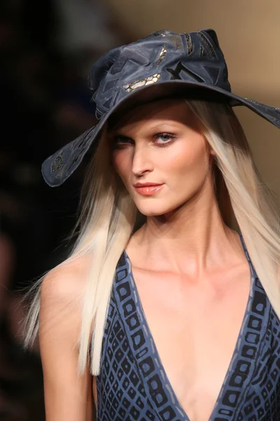 Model loopt de start-en landingsbaan op donna karan show — Stockfoto