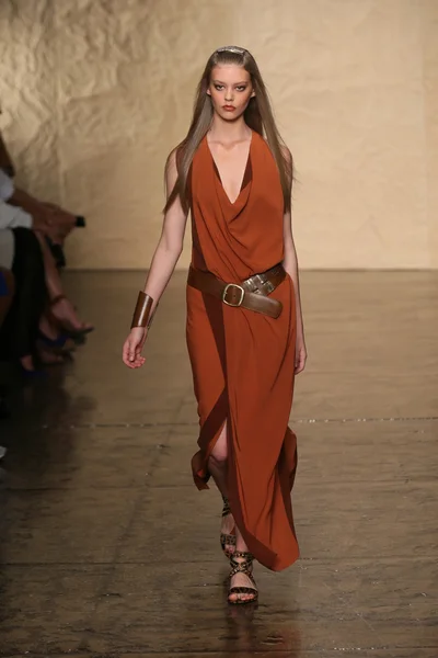 Model walks the runway at Donna Karan show — Stock Photo, Image