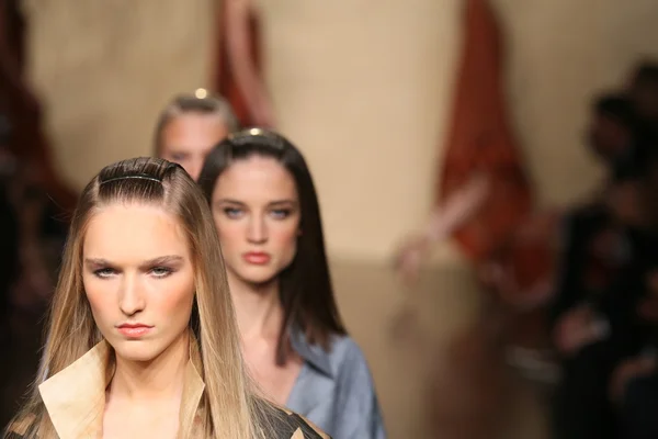 Modelle in passerella finale alla sfilata Donna Karan — Foto Stock