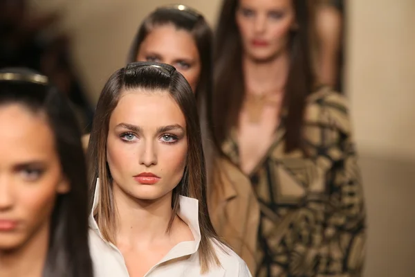 Modelos caminar en Donna Karan desfile de moda — Foto de Stock