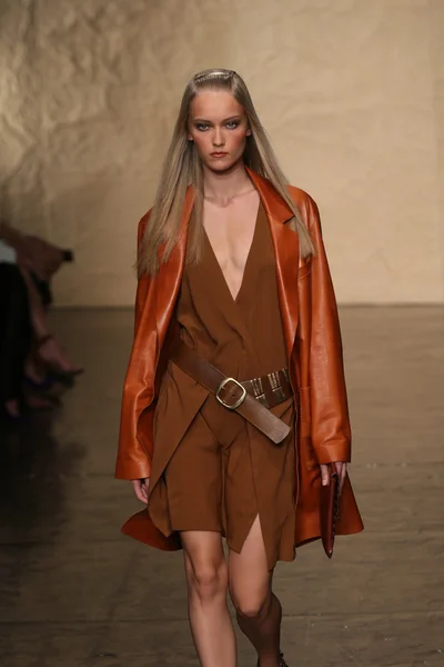 Model wandelingen op donna karan fashion show — Stockfoto