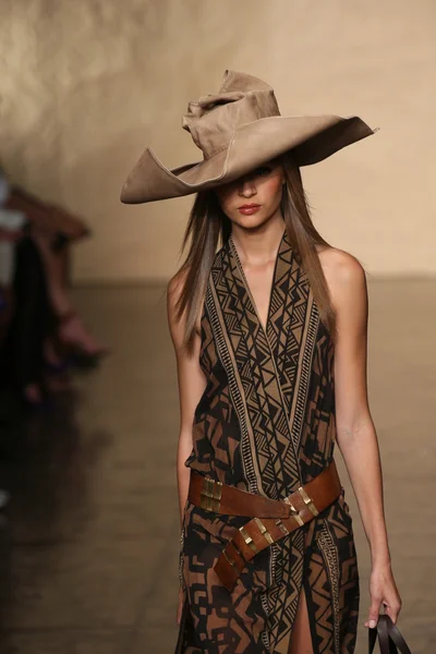 Modelo camina en Donna Karan desfile de moda — Foto de Stock