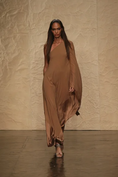 Model idzie donna karan pokaz mody — Zdjęcie stockowe