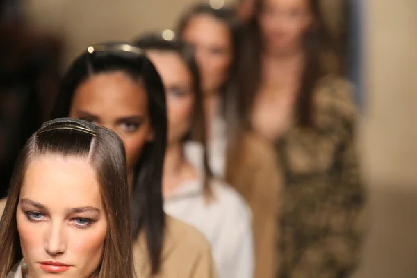 Modellen lopen op donna karan fashion show — Stockfoto