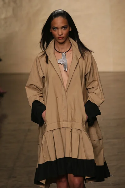 Model walks at Donna Karan fashion show — Stock Photo, Image