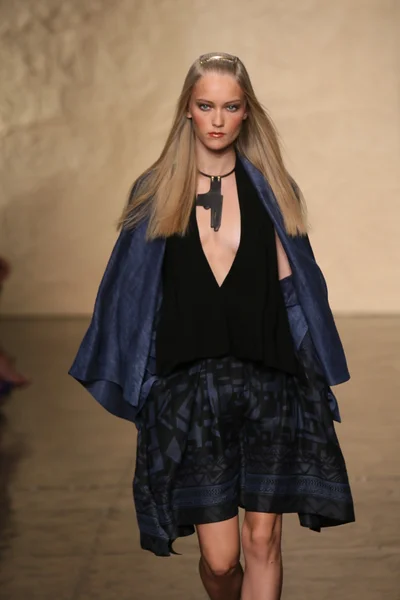 Model wandelingen op donna karan fashion show — Stockfoto