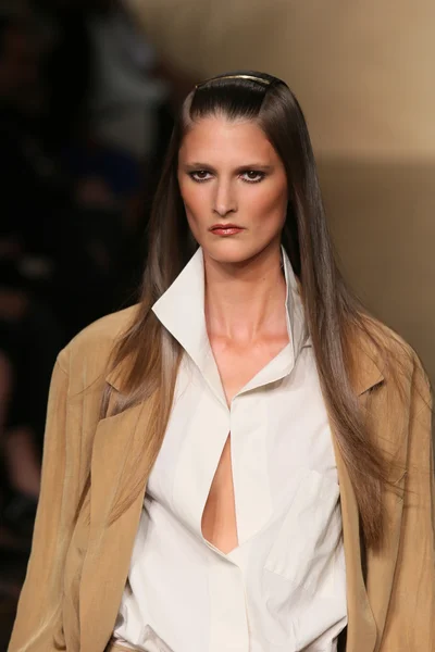 Model idzie donna karan pokaz mody — Zdjęcie stockowe