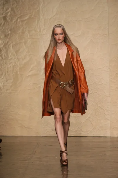 Modello passeggiate a Donna Karan sfilata di moda — Foto Stock