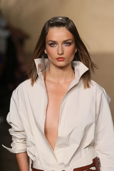Model walks at Donna Karan fashion show — Stock Photo, Image