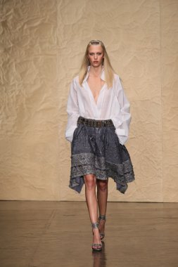 donna karan defilede model yürür