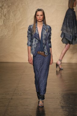 donna karan defilede model yürür