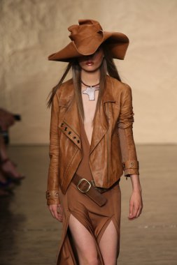 donna karan defilede model yürür