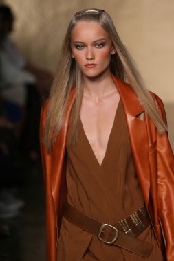 donna karan defilede model yürür