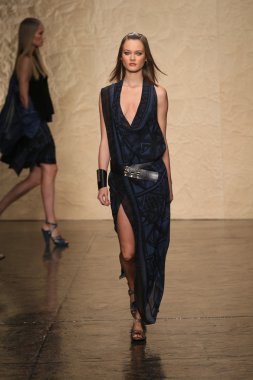 donna karan defilede model yürür