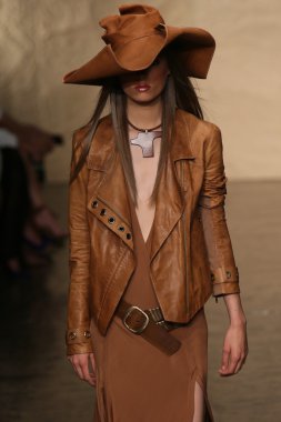 donna karan defilede model yürür