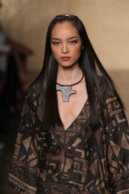 donna karan defilede model yürür