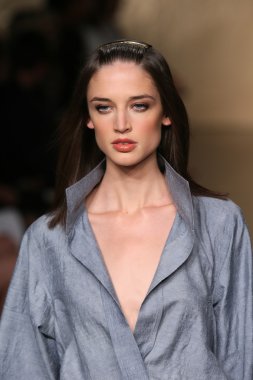 donna karan defilede model yürür