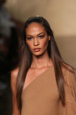 donna karan defilede model yürür