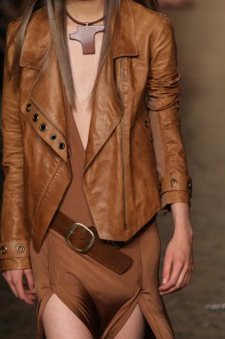 donna karan defilede model yürür