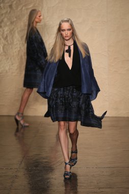 donna karan defilede model yürür