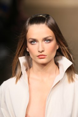 donna karan defilede model yürür
