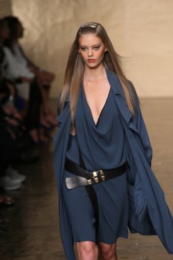 donna karan defilede model yürür