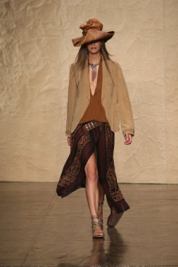 donna karan defilede model yürür