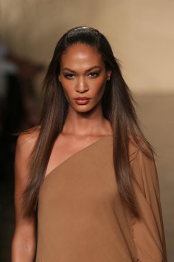 donna karan defilede model yürür