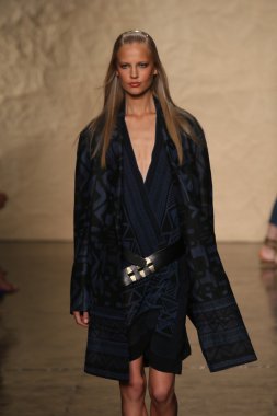 donna karan defilede model yürür