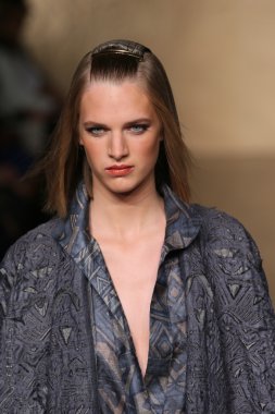 donna karan defilede model yürür